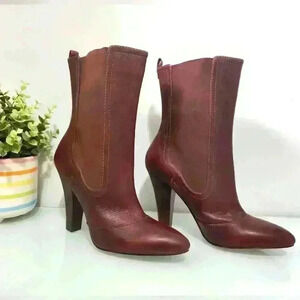 MODERN VINTAGE NWOT merlot leather heeled slip on  boots. Size 38/ 7.5